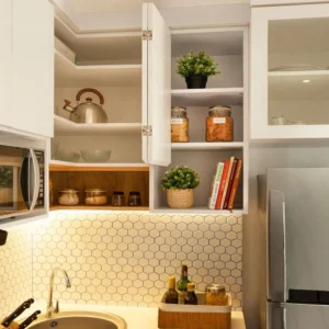 Open shelving combined with closed cabinets in a small kitchen