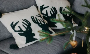 renter friendly holiday living room